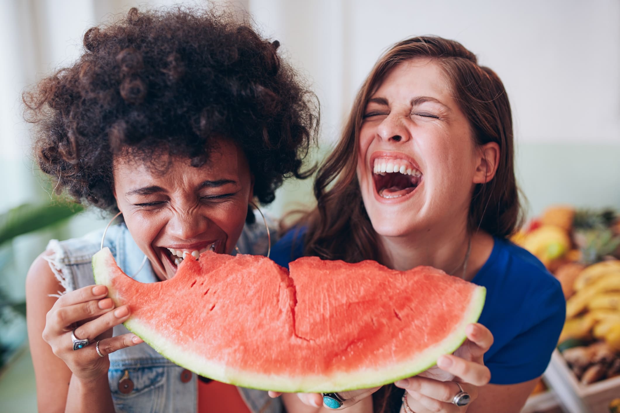 Zwei Freundinnen essen eine Wassermelone