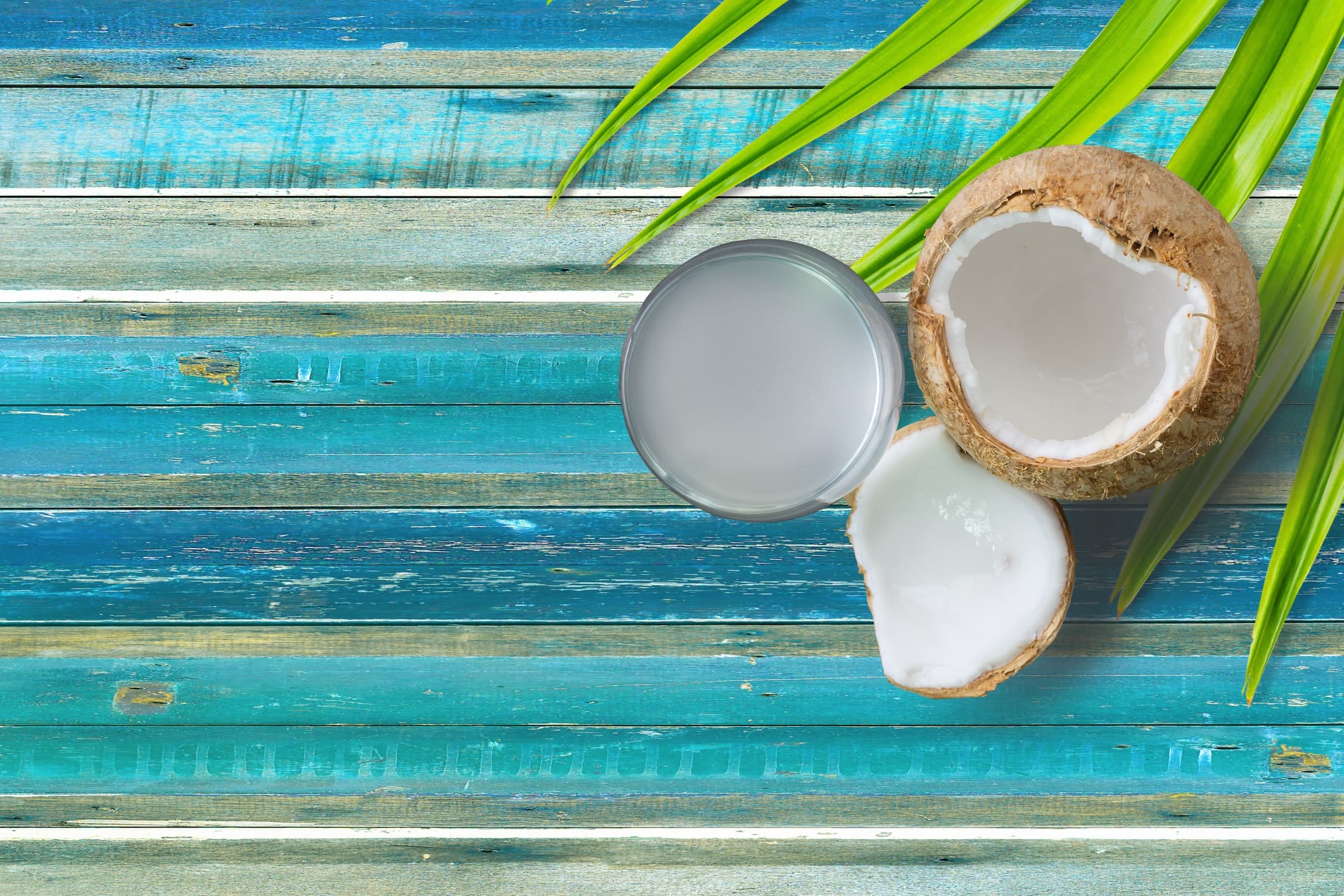 Kokosöl hilft gegen trockene Füße