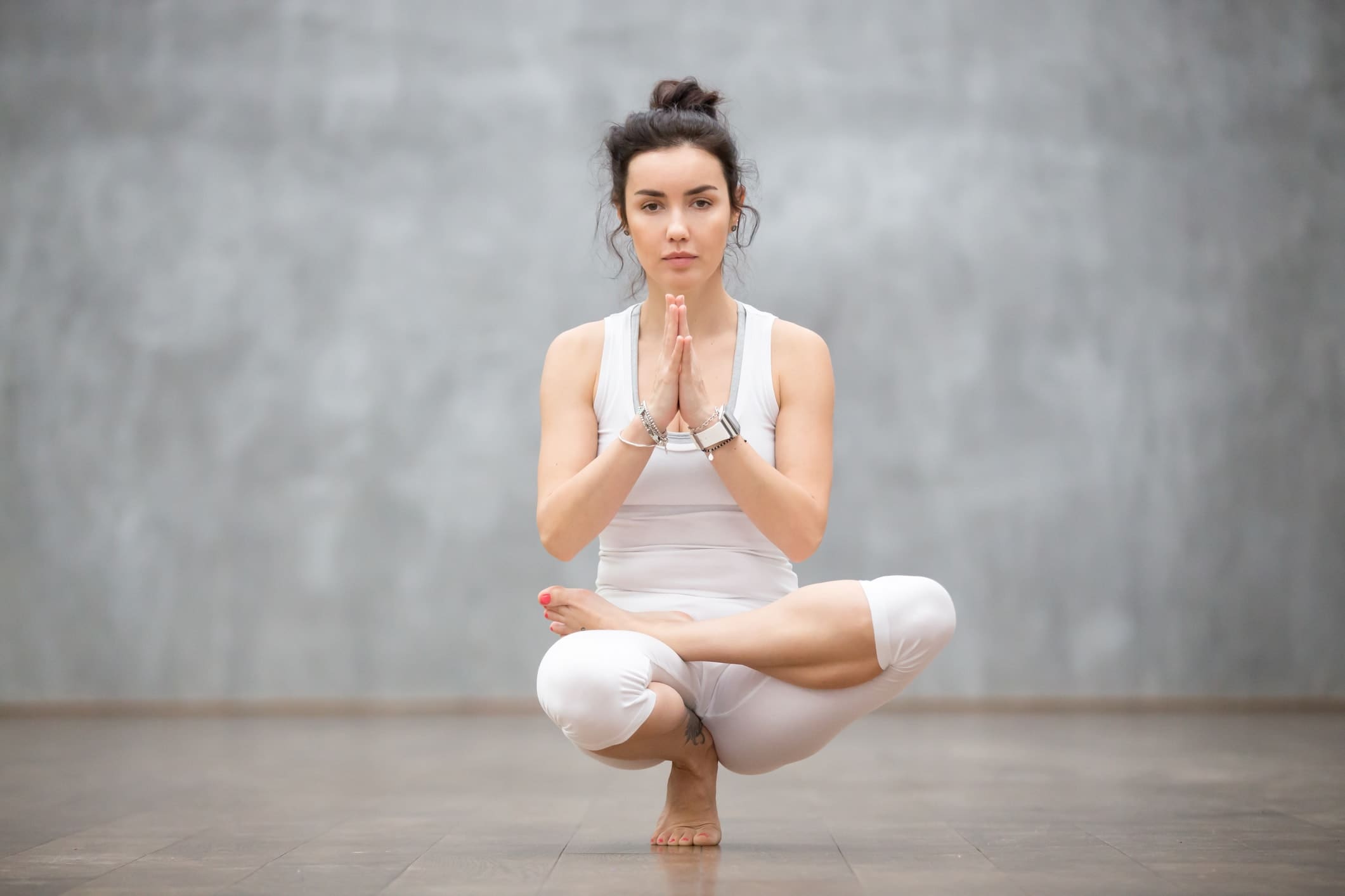 Mädchen treibt Yoga und meditiert