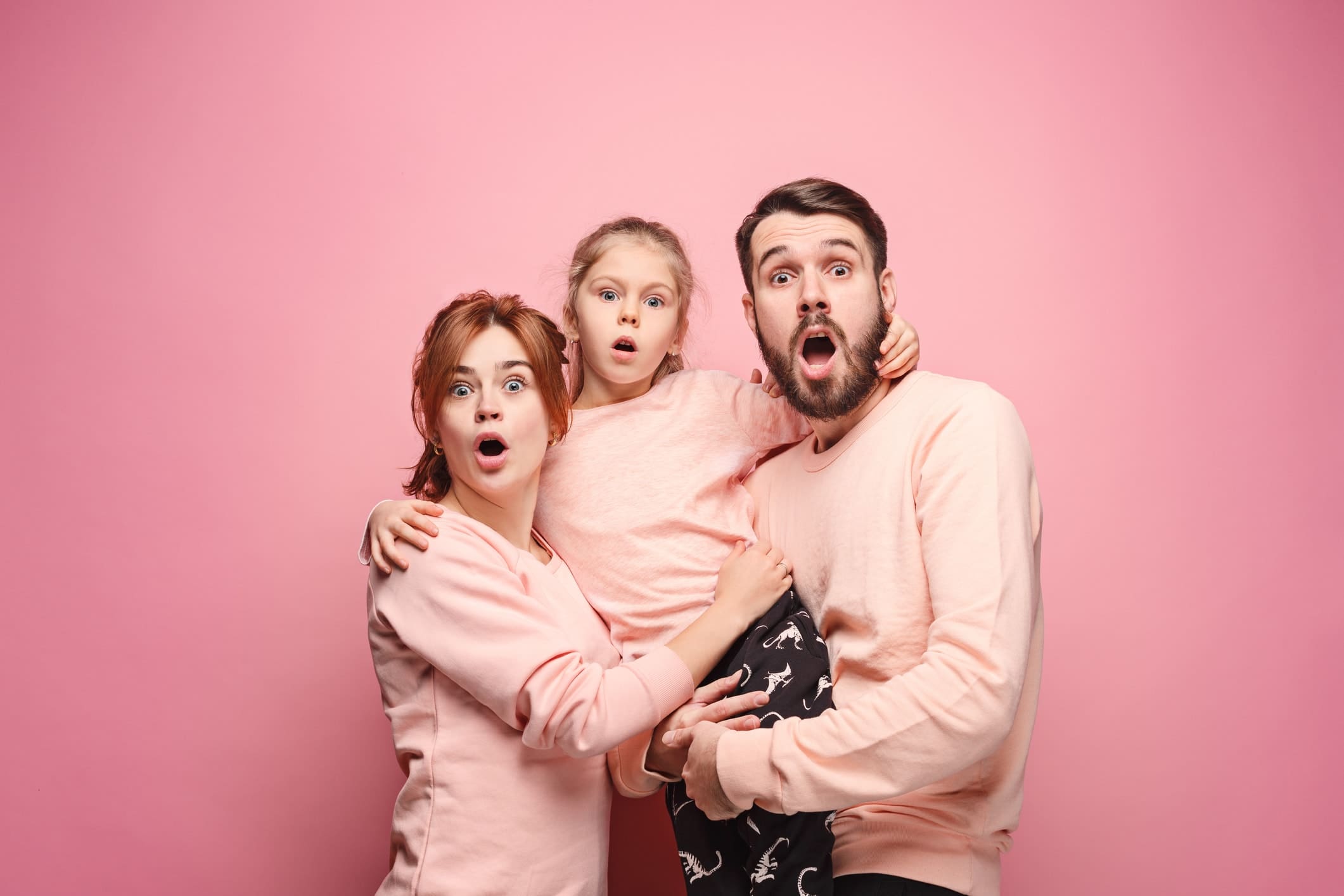 Familie und rosa Hintergrund