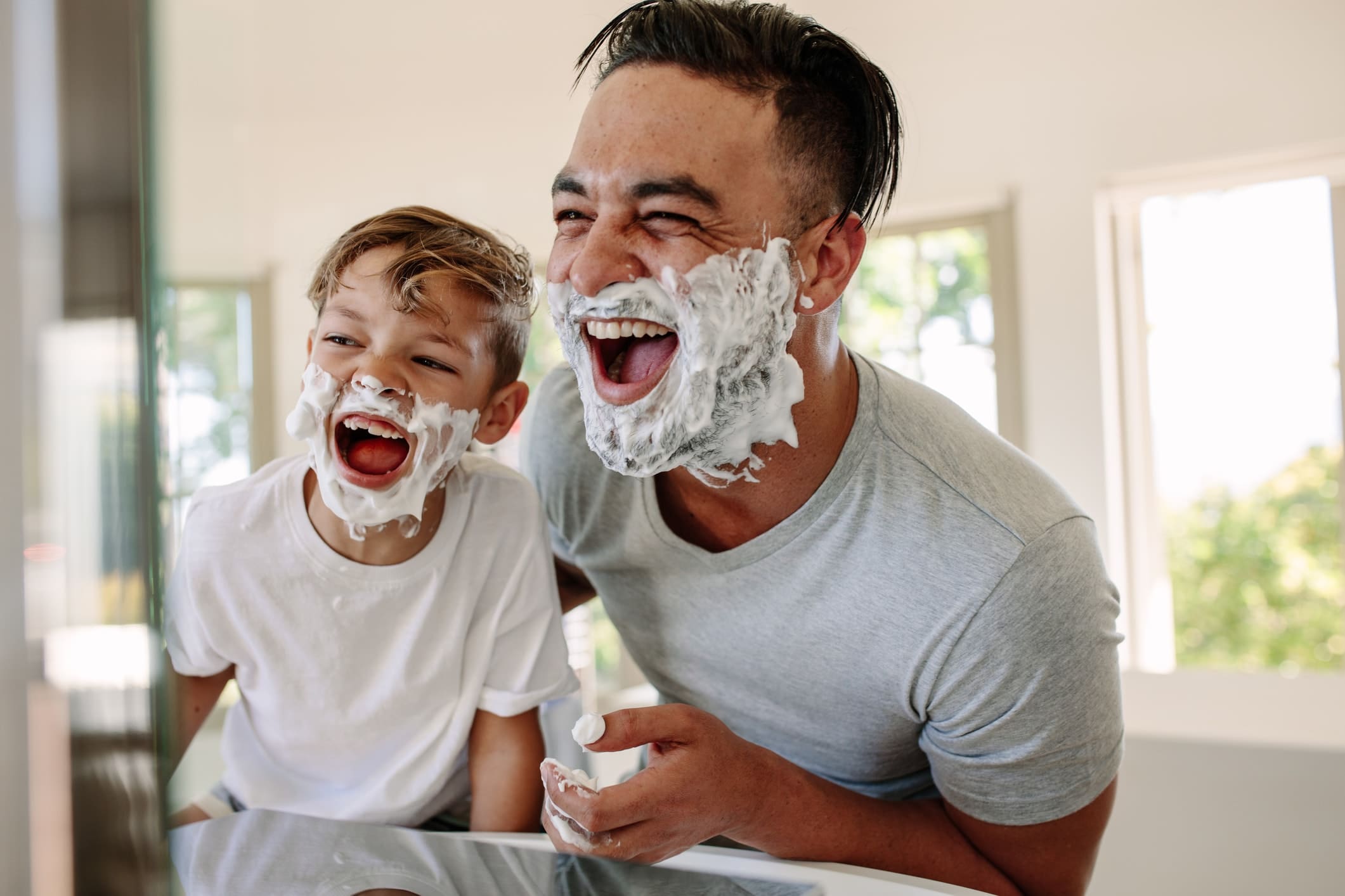 Vater und Sohn rasieren sich