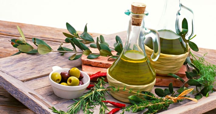 Olivenöl enthält viele gesunde Fette für deine Low Carb Ernährung